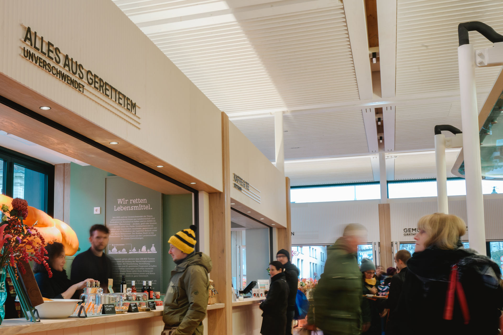 Marktstand unverschwendet (von weiter weg) Marktstand unverschwendet