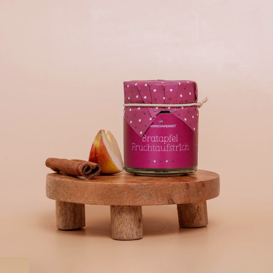 Bratapfel-Fruchtaufstrich im Gläschen (Herzchen-Design) Bratapfel-Fruchtaufstrich im Gläschen