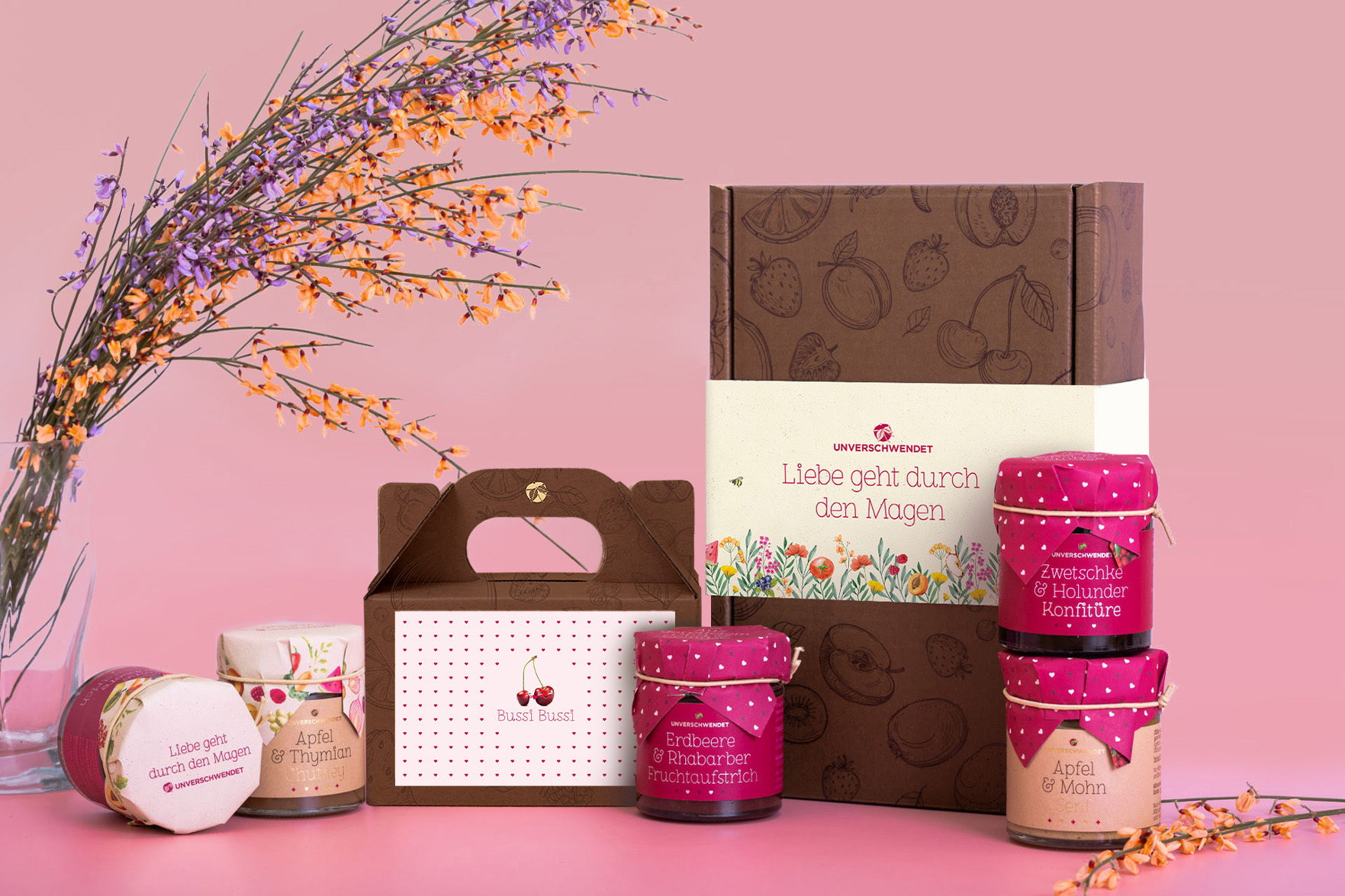 Geschenkset bestehend aus einem großen Geschenkkarton und einem Duett-karton mit Aufstrich-Gläschen (im Valentienstag-Design) Geschenkset bestehend aus einem großen Geschenkkarton und einem Duett-karton mit Aufstrich-Gläschen