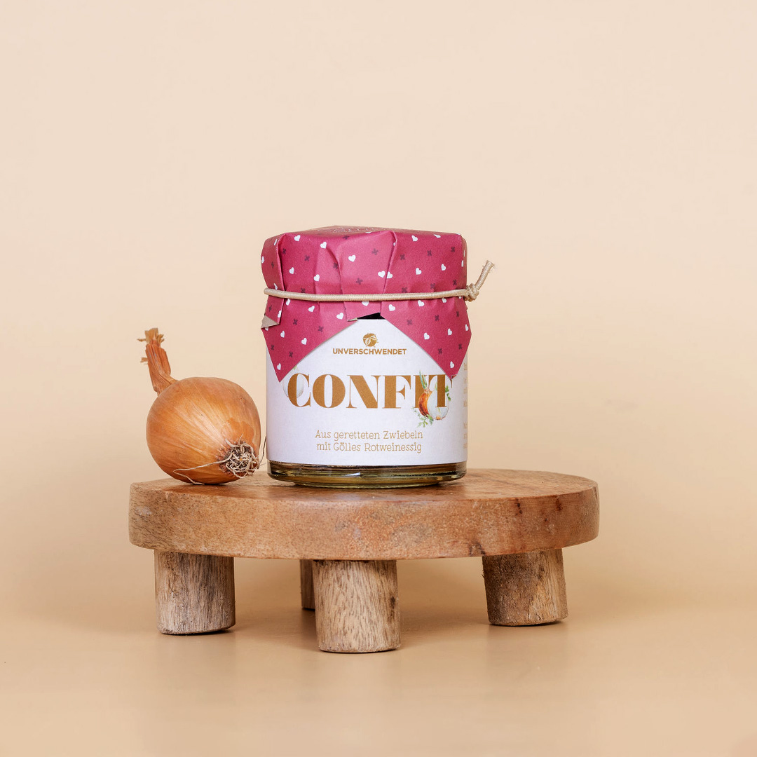 Feinkost-Gläschen mit Aufstrich aus geretteten Zwiebeln (Vorderansicht) Feinkost-Gläschen mit Aufstrich aus geretteten Zwiebeln