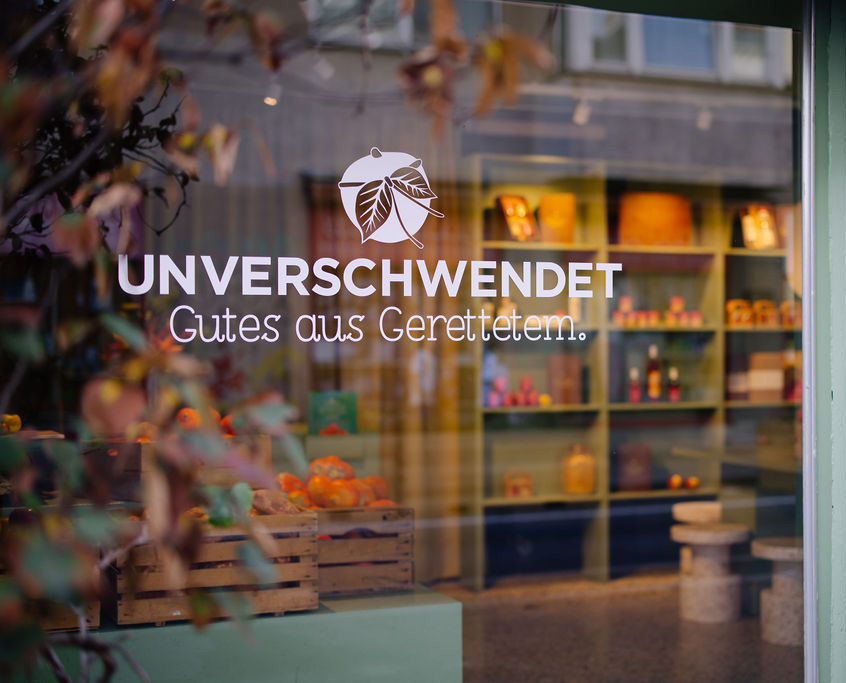 Unverschwendet Schaufenster mit "Gutes aus Gerettetem"-Aufdruck Unverschwendet Schaufenster