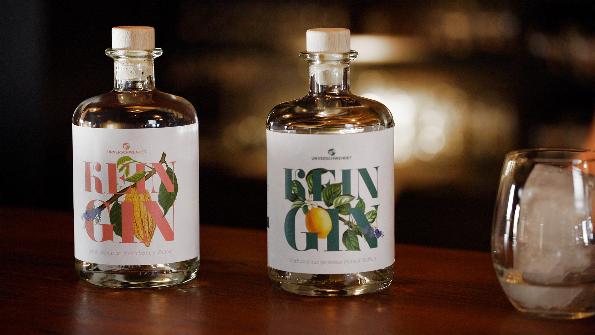 Kein-Gin Flaschen auf Bartresen (Vorderansicht) Kein-Gin Flaschen auf Bartresen