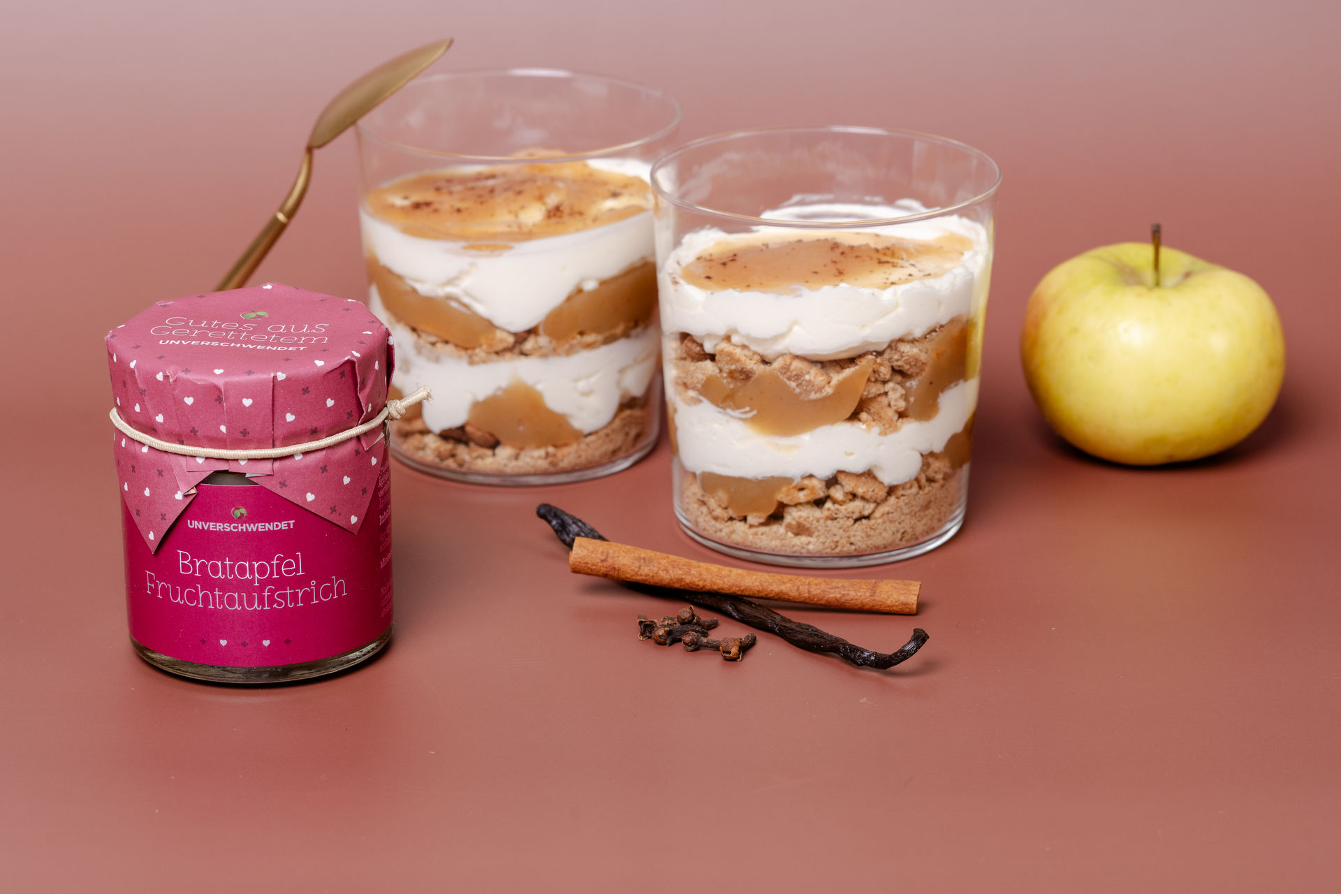 Schneller Bratapfel-Traum im Glas Unverschwendet Bratapfel Fruchtaufstrich Gläschen mit passender Dessertinspiration
