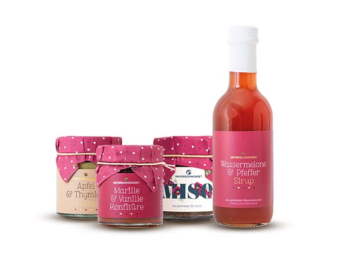 Drei Aufstrichgläschen und ein Wassermelonen-Pfeffer Sirup (Im Herzchendesign) Drei Aufstrichgläschen und ein Wassermelonen-Pfeffer Sirup