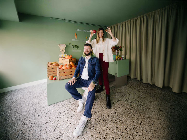 Unverschwendet Chef und Chefin mit geretteten Lebensmitteln im Hintergrund Unverschwendet Chef und Chefin