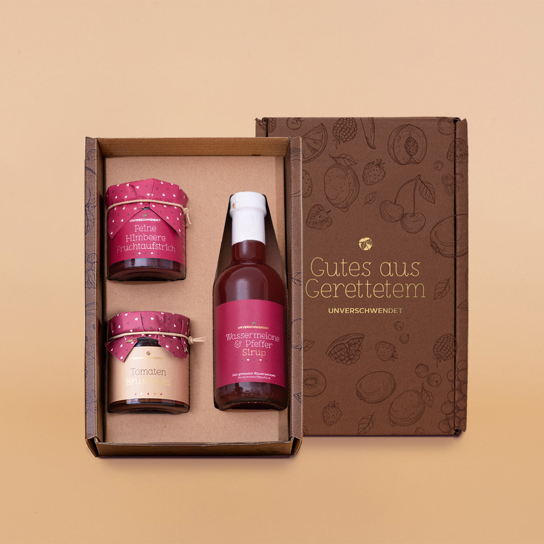 Geschenkset mit 2 Feinkost-Gläschen und Wassermelonen-Sirup (Ansicht mit geöffnetem Karton) Geschenkset mit 2 Feinkost-Gläschen und Wassermelonen-Sirup