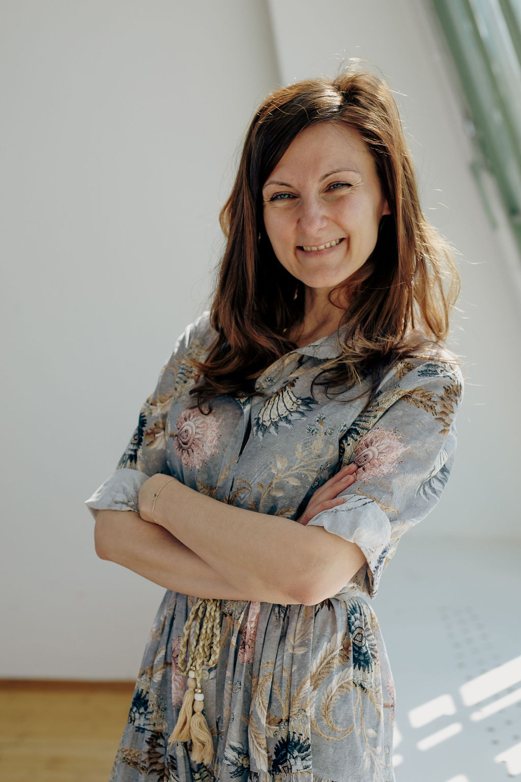 Frau lächelt freundlich in die Kamera (Aleksandra Savicic) Frau lächelt freundlich in die Kamera
