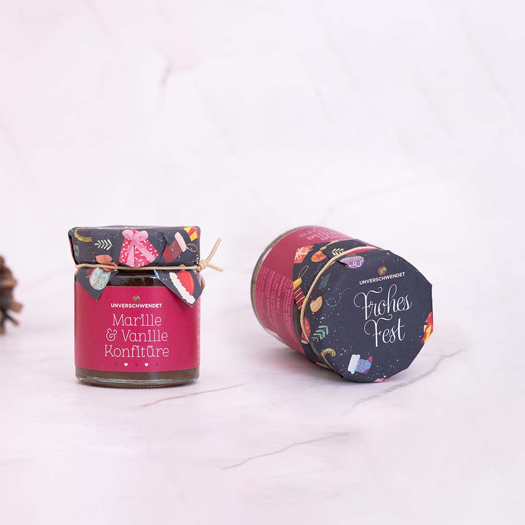 Marille-Vanille Konfitüre im Weihnachtsdesign (Vorderseite) Marille-Vanille Konfitüre im Weihnachtsdesign