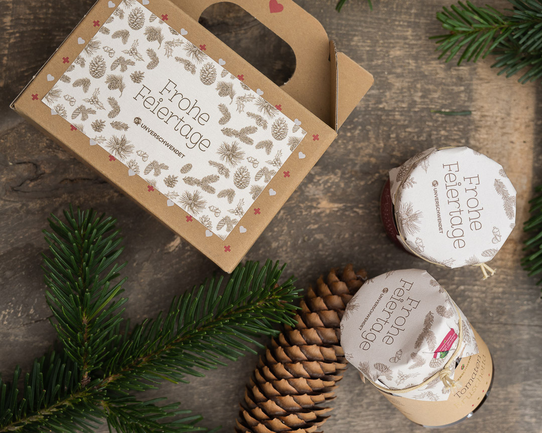 Weihnachtsgeschenkkarton im Weihnachtsdesign mit zwei Aufstrich-Gläsern - von Oben U23 Weihnachten Anlassfotos WEB-162