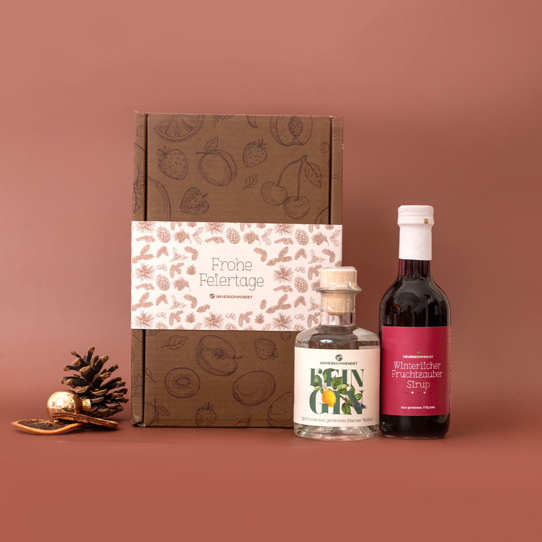 Geschenkbox Gin o'Clock Winterzauber Weihnachten Tannenzapfen hell