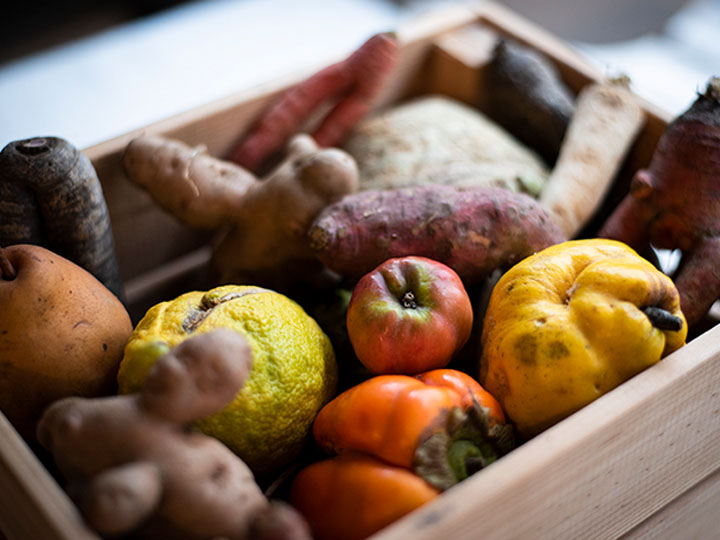 Holzkiste mit geretteten Lebensmitteln ( von der Seite))) Holzkiste mit geretteten Lebensmitteln