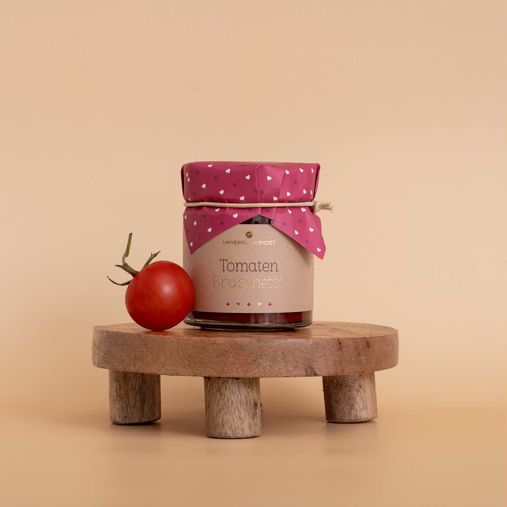 Unverschwendet Tomaten-Bruschetta im Glas Vorderansicht Unverschwendet Tomaten-Bruschetta im Glas