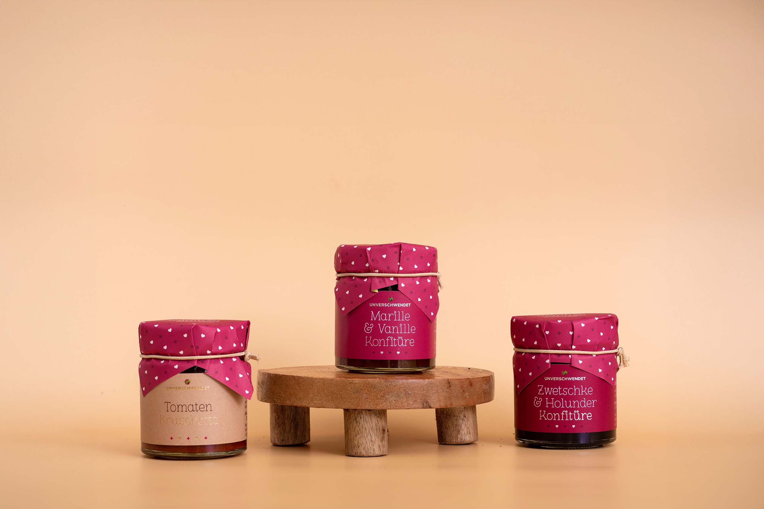 3 Aufstrich-Gläschen (vor beigem Hintergrund) 3 Aufstrich-Gläschen