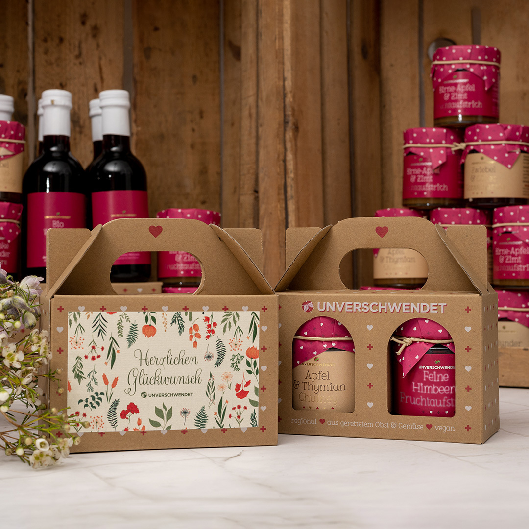 Duett-Geschenkkarton Sets mit Herzlichem Glückwunsch-Aufdruck und Feinkost-Gläschen (Vorderansicht) Duett-Geschenkkarton Sets mit Herzlichem Glückwunsch-Aufdruck und Feinkost-Gläschen