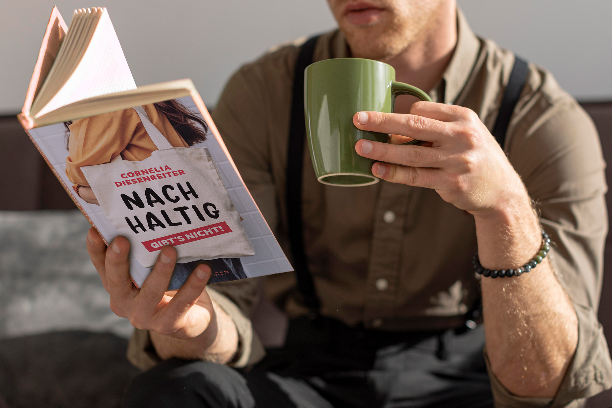 Mann liest Buch "Nachhaltig gibts nicht" (Nahaufnahme) Mann liest Buch "Nachhaltig gibts nicht"