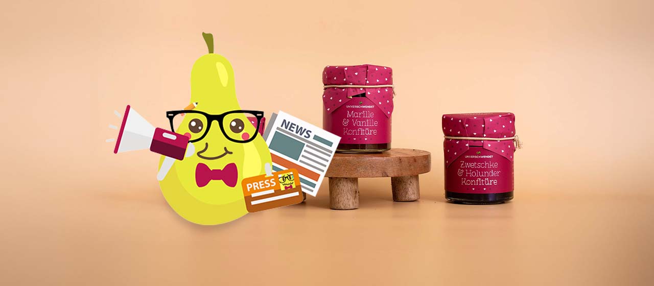 Gezeichnete Birne- als Pressemännchen mit Feinkost-Gläschen im Hintergrund (Vorderansicht) Gezeichnete Birne- als Pressemännchen mit Feinkost-Gläschen im Hintergrund