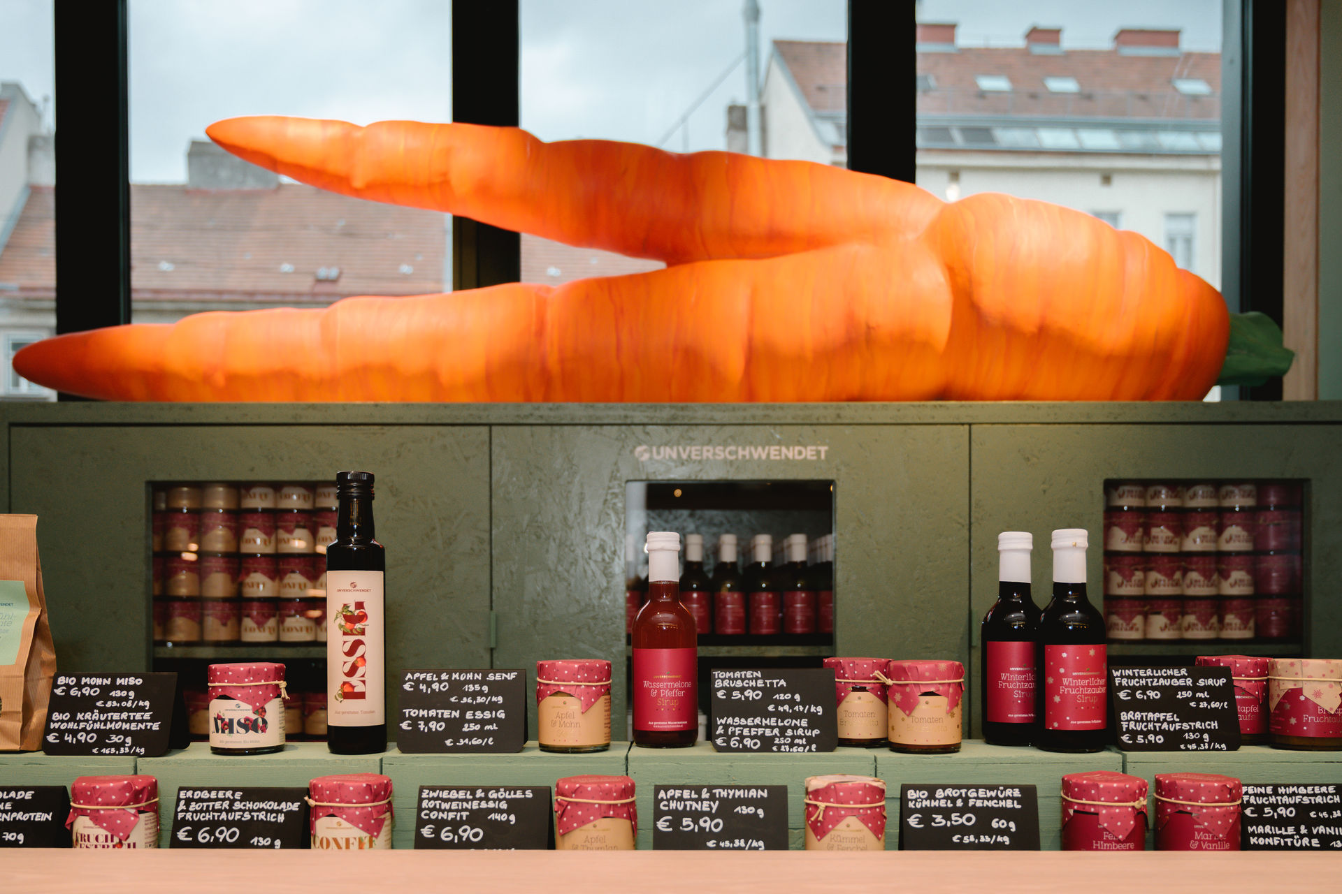 Verkaufsregal mit unverschwendet Produkten (nahaufnahme) Verkaufsregal mit unverschwendet Produkten