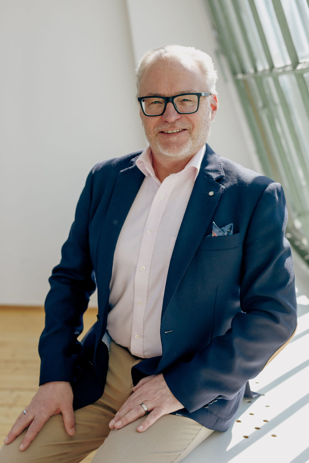 Mann mit Brille und Bart lächelt in die Kamera (Michael Strobel) Mann mit Brille und Bart lächelt in die Kamera